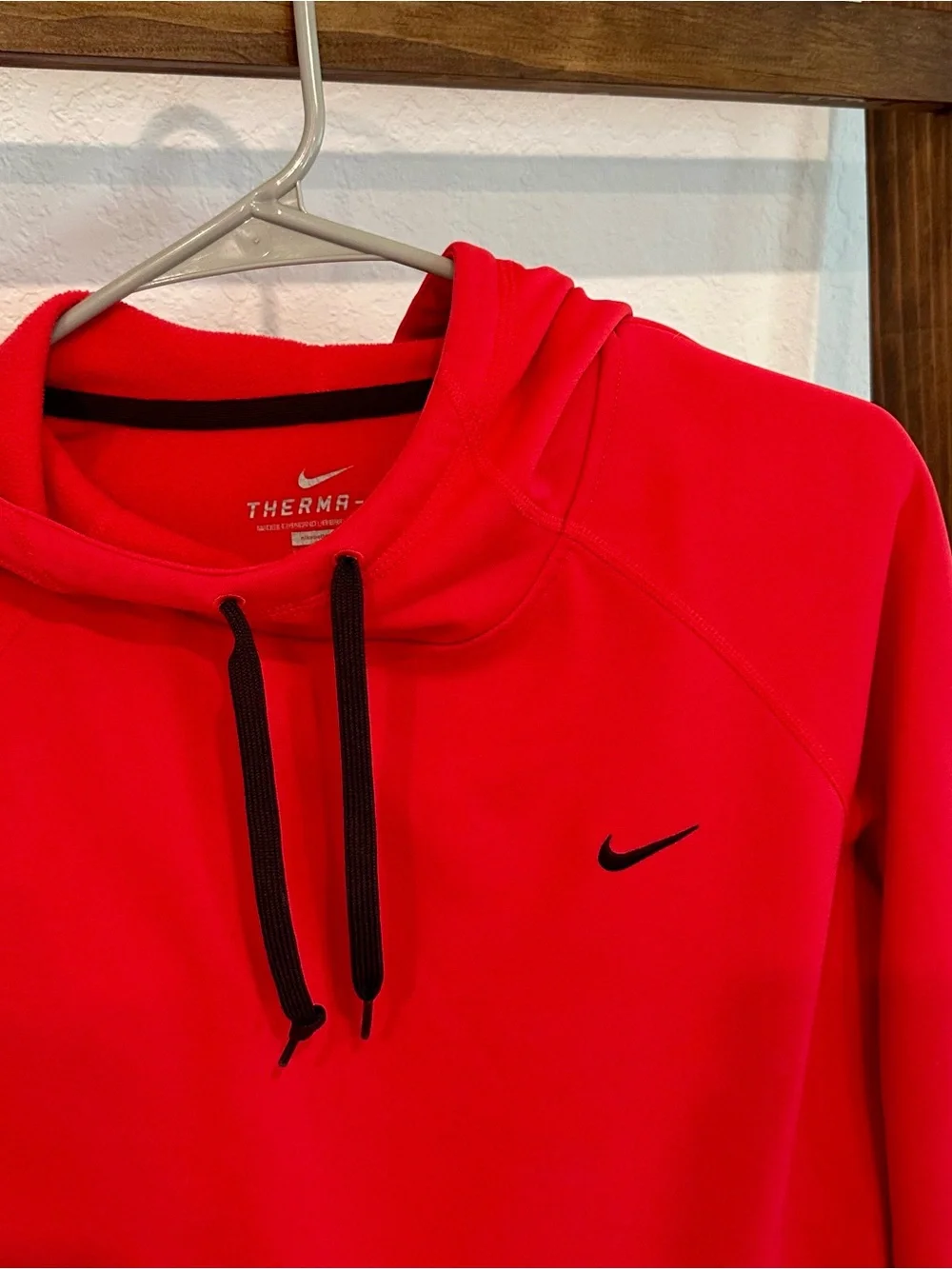 Nike Therma-FIT Red Pullover Hoodie Thumbholes Men’s Medium